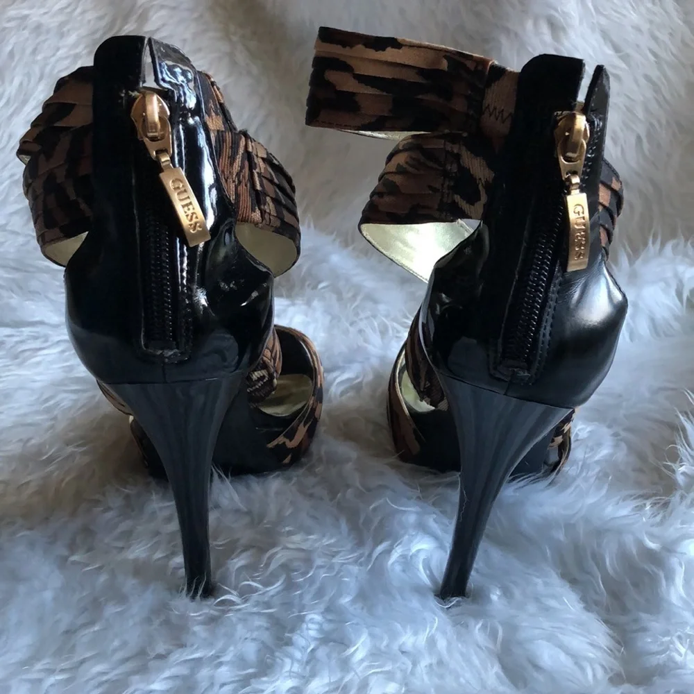 GUESS LEOPARD PRINT HEELS